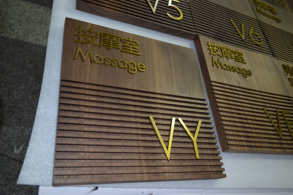 254*254mm Custom Directional Arrow Signs For Airport / Stations