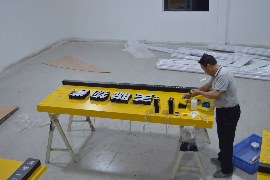 Outdoor Stainless Steel 3D LED Letter Signs PANTONE / RAL Wall Mounted Installation