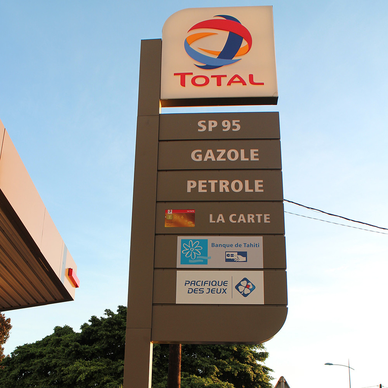 Free Standing Modern Pylon Signs Full Illuminated Aluminum / steel Construction