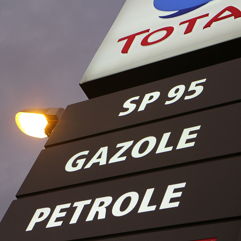 Free Standing Modern Pylon Signs Full Illuminated Aluminum / steel Construction
