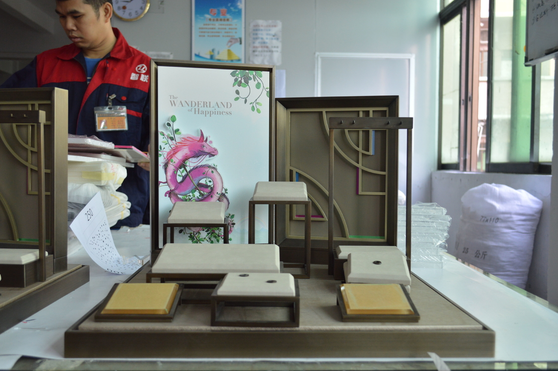 Interior Visual Merchandising Displays PC / Acrylic For Jewelery Showing